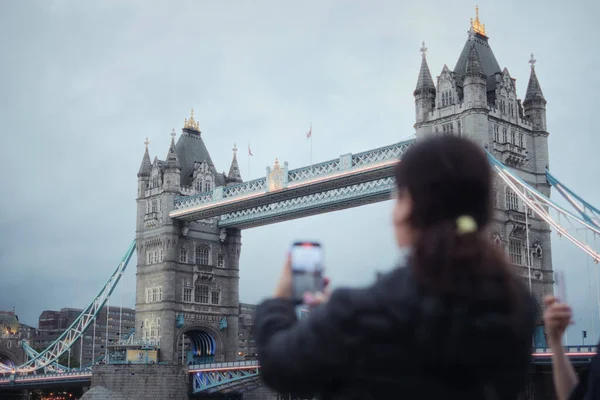 Kobieta Robi Zdjęcia Tower Bridge Londynie — Zdjęcie stockowe