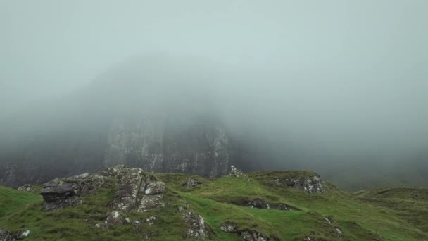 Deszczowe Chmury Toczące Się Szczycie Góry Quiraing Wyspa Skye Szkocja — Wideo stockowe