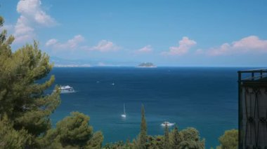 Bir ada ve gemilerle deniz manzarası zamanı. Yazın İtalyan Riviera adasının manzarası. İtalyan Rivierası, Liguria, İtalya