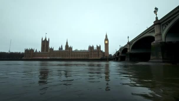 英国伦敦泰晤士河边的威斯敏斯特桥和大本钟塔 黎明时分 — 图库视频影像