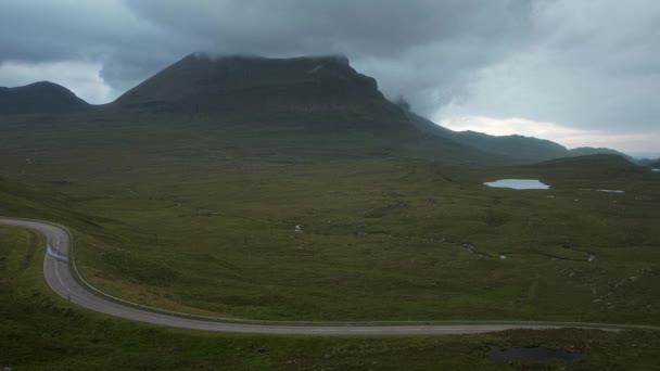 Piękna Panorama Górskiej Drogi Szkockich Wyżynach Nagranie Ruchem Kamery Panoramicznej — Wideo stockowe