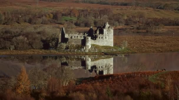 Szkockie Ruiny Starożytnego Zamku Jesienny Poranek Kolory Jesieni Wzgórzach Nami — Wideo stockowe