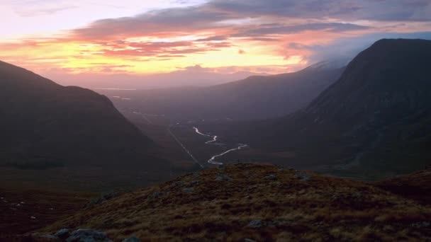 Kręta Rzeka Między Pasmami Górskimi Oświetlona Wschodzącym Słońcem Droga A82 — Wideo stockowe