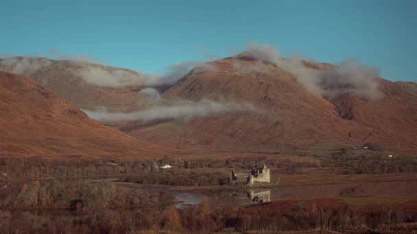 Timelapse Ruin Starożytnego Zamku Ruchome Chmury Dryfujące Pobliżu Gór Jesienny — Wideo stockowe
