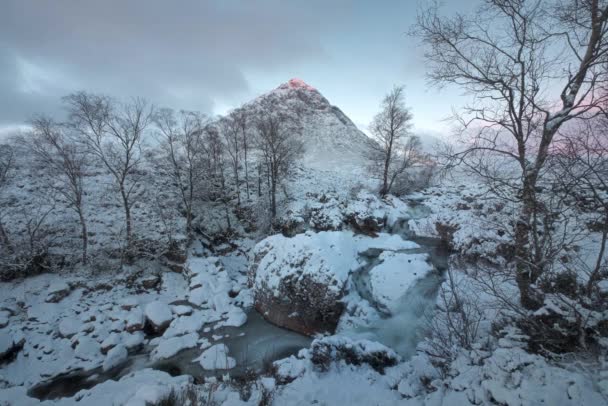 Dağ Nehrinin Zamanı Kısmen Donmuş Şelalenin Karla Kaplı Buachaille Etive — Stok video
