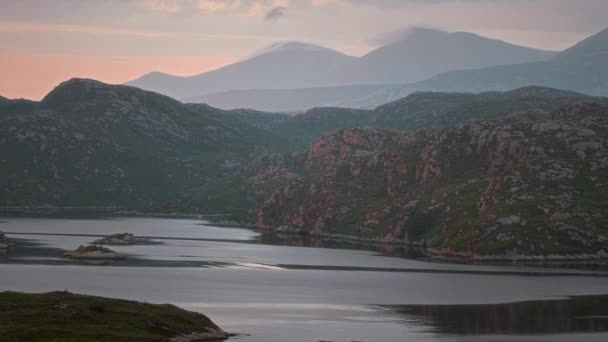昇る太陽に照らされた山の湖 ノースウェスト サザーランド — ストック動画