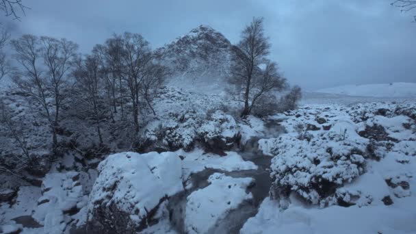 Klip Górskiej Rzeki Częściowo Zamarznięty Wodospad Stóp Pokrytego Śniegiem Buachaille — Wideo stockowe