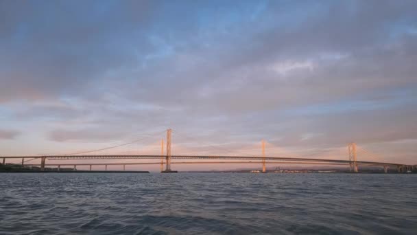 Statický Klip Dvou Mostů Západ Slunce Odrážející Mořské Vodě Video — Stock video