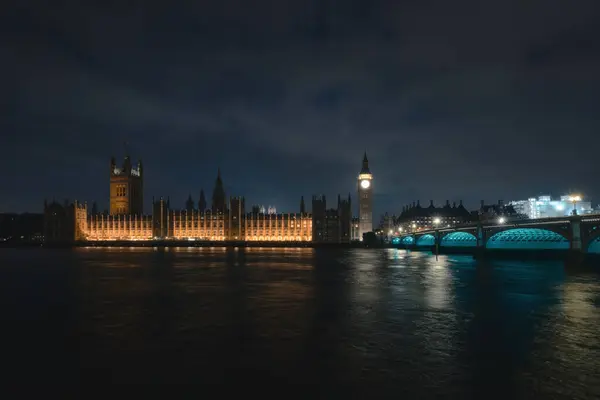 Westminster Köprüsü ve Londra 'daki Thames nehrinin yanındaki Big Ben saat kulesi.