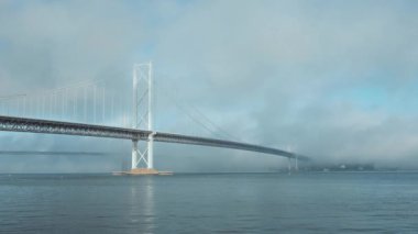 Deniz körfezi üzerinde hareket eden bulutların videosu. Dördüncü Yol Köprüsü, İskoçya, Birleşik Krallık