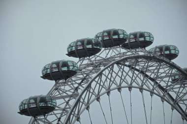 Londra, Birleşik Krallık - 20 Mart 2023. Dönme dolabın kapsülleri ya da kulübeleri. Londra 'da, İngiltere' de Londra Gözü adlı dönme dolabın metal yapısı.