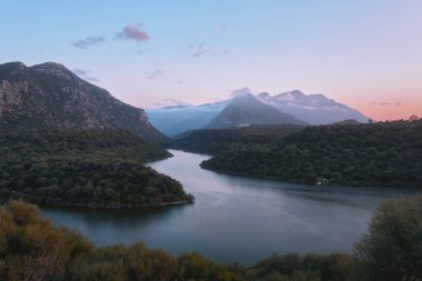 Gün batımında bir dağ gölü. Lago del Cedrino, Sardinya, İtalya