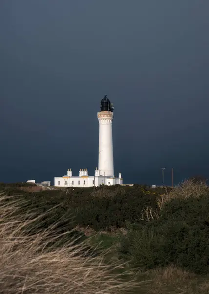 Atlantik Okyanusu 'ndaki deniz feneri fırtınalı gökyüzü ve kışın bulutlar. Covesea Deniz Feneri, İskoçya. Yüksek kalite fotoğraf