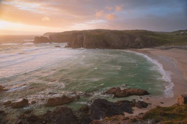 İskoçya 'nın dışındaki Hebrides adasında Lewis Adası' ndaki Mangersta plajında gün batımı. Yüksek kalite fotoğraf