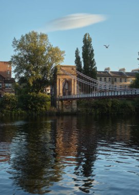 Bir yaz gününde nehrin karşısındaki köprü askıya alınır. River Clyde. Güney Portland St Askı Köprüsü, Glasgow