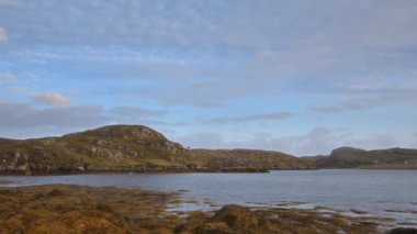 Sabahları 4K zaman atlamalı hareket eden bulutlar. Lewis Adası, İskoçya