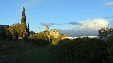 Gün batımında Princes Sokağı Bahçeleri 'nde hareket eden bulutlar, Edinburgh, İskoçya, Birleşik Krallık
