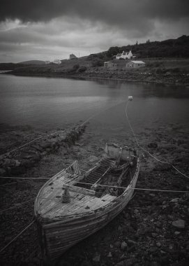 Deniz kıyısında terk edilmiş eski bir balıkçı teknesi. Lewis Adası, İskoçya