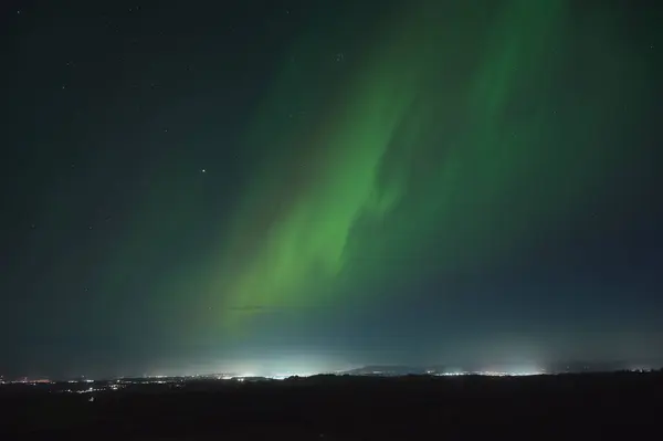 Yeşil kuzey ışıkları oner Beecraigs Country Park, İskoçya