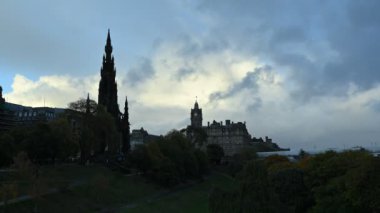 Gün batımında Princes Sokağı Bahçeleri 'nde hareket eden bulutlar, Edinburgh, İskoçya, Birleşik Krallık