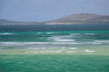 Turkuaz deniz ve İskoçya 'nın kuzeyindeki görkemli bir sahilde dalgalar. Harris Adası, İskoçya