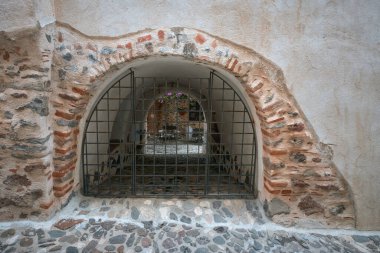 Avrupa 'nın eski bir kasabasında dar bir sokaktaki avluya açılan bir kapı. Orosei, Sardinya, İtalya