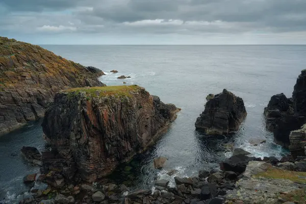 Lewis Adası 'nın kuzeyinde kayalık bir deniz koyunda. İskoçya, İngiltere