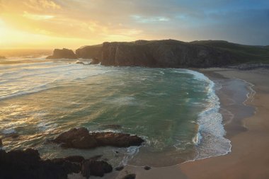 Sahilde ve kayalıklarda muhteşem bir gün batımı. Lewis Adası, İskoçya 'nın Dış Hebritleri
