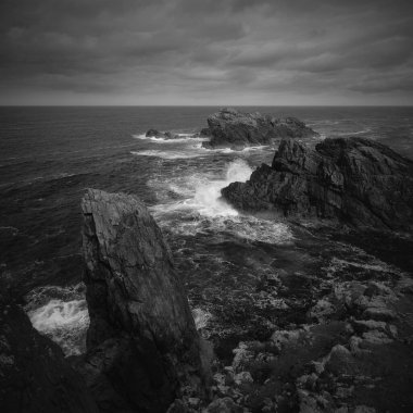 Lewis Adası 'nın kuzeyinde kayalık bir deniz koyunda. Siyah ve beyaz. İskoçya, İngiltere