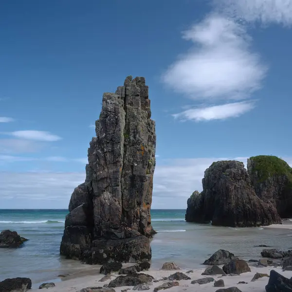 Lewis Adası 'nın kuzeyindeki kayalık bir deniz koyunda yüksek bir uçurum. Garry Plajı, Lewis Adası, İskoçya, İngiltere