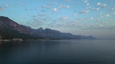 Medetterian Denizi 'nin deniz manzaralı, güneş doğarken güzel bir bulutlu hava aracı. Goynuk 'un yanında, Kemer Türkiye' de. Yüksek kalite 4k görüntü