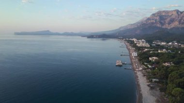 Mavi denizi, sahil tatil beldelerini ve dağları olan kıyı şeridinin insansız hava aracı görüntüsü. Yaz tatili yerinin manzarası. Türkiye