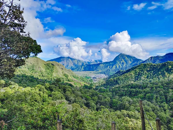 Lombok, Endonezya 'daki Rinjani volkanı yakınlarındaki Sembalun' da güzel bir manzara. Seyahat, özgürlük ve aktif yaşam tarzı konsepti.