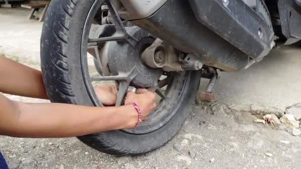 Proceso Parcheo Neumático Moto Lado Carretera Cerrar Cámara — Vídeos de Stock