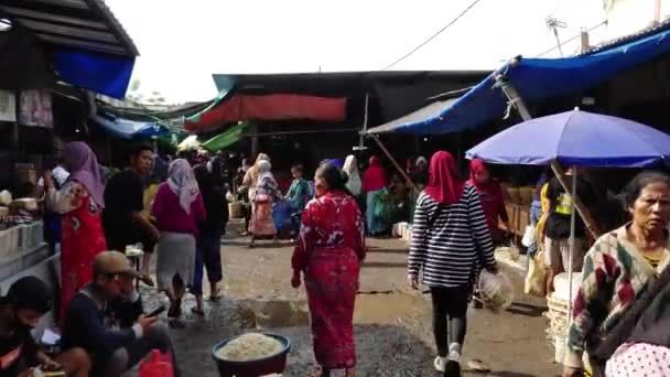 Lombok Indonesien December 2023 Lerig Gatuatmosfär Efter Regn Traditionell Marknad — Stockvideo