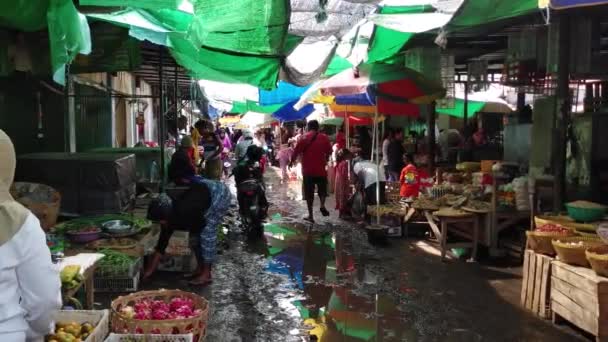 Lombok Indonésie Prosince 2023 Bahnitá Pouliční Atmosféra Dešti Tradičním Trhu — Stock video