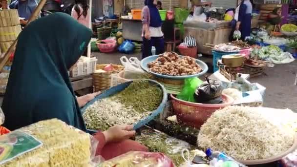Ломбок Индонезия Декабря 2023 Года Продавец Овощей Традиционном Рынке Который — стоковое видео