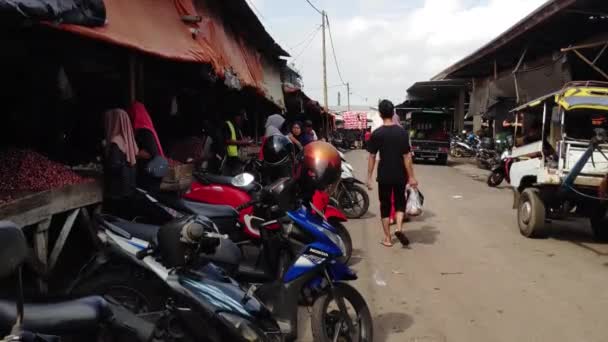 インドネシアのロンボク 2023年12月31日 伝統的な市場で忙しい朝の雰囲気 パサール バルニョク — ストック動画