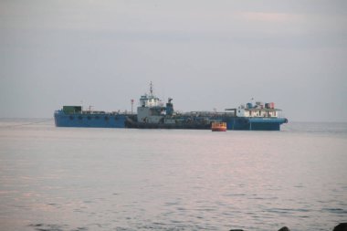Sakin Bir Sabah 'ta Açık Deniz' de Tanker Gemisi