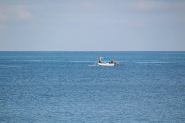 Gündüz vakti Sakin Mavi Deniz 'de Geleneksel Tekne Teknesi