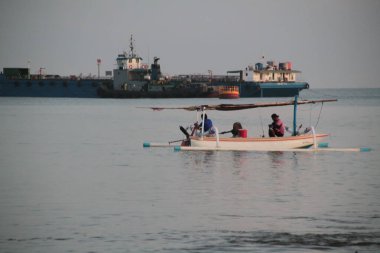 Geleneksel bir tekne sabah sakin bir denizde yelken açar..