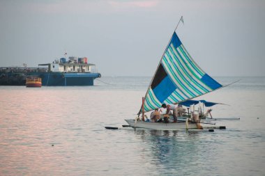 Geleneksel bir tekne sabah sakin bir denizde yelken açar..