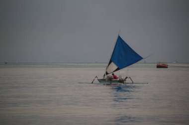 Geleneksel bir tekne sabah sakin bir denizde yelken açar..