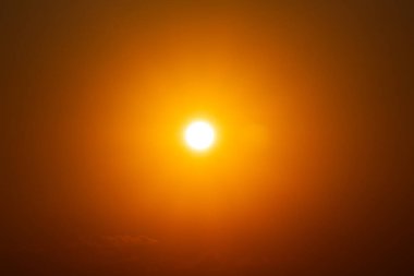 Gökyüzünde Altın Gün Doğumu