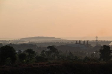 Pekosong köyündeki puslu sabah atmosferi, Lombok, Endonezya