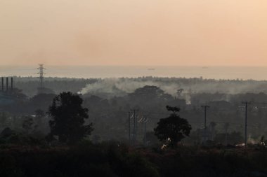 Pekosong köyündeki puslu sabah atmosferi, Lombok, Endonezya