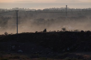 Pekosong köyündeki puslu sabah atmosferi, Lombok, Endonezya