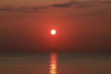 Okyanus ufuk çizgisinde güzel bir gün doğumu.