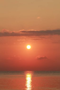 Okyanus ufuk çizgisinde güzel bir gün doğumu.