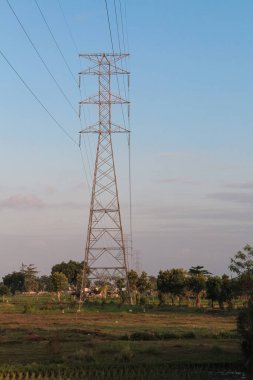 Gökyüzü arkaplanlı elektrik direğinde kablo inşaatı